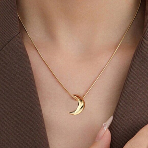 18k Gold Filled Crescent Moon Necklace - Picture 1 of 3